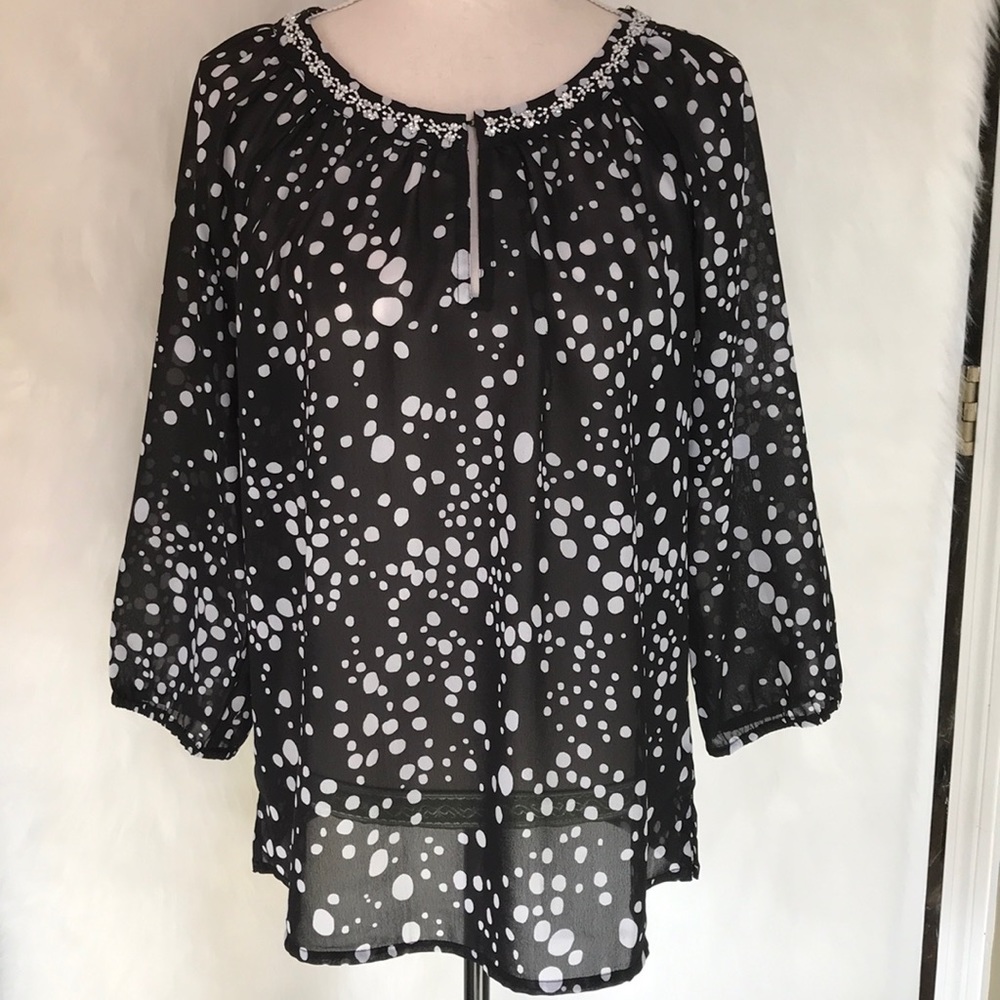 Black and white polka dot top!